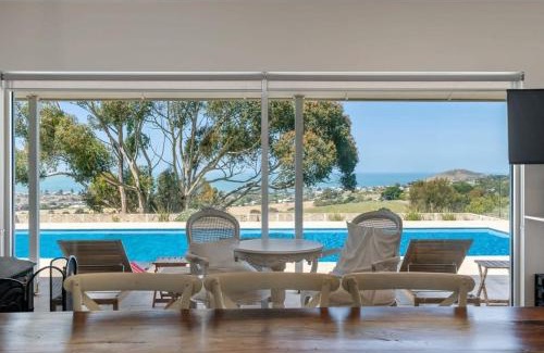Waitpinga House | 28 Ferrier Dve Waitpinga- Linen Included