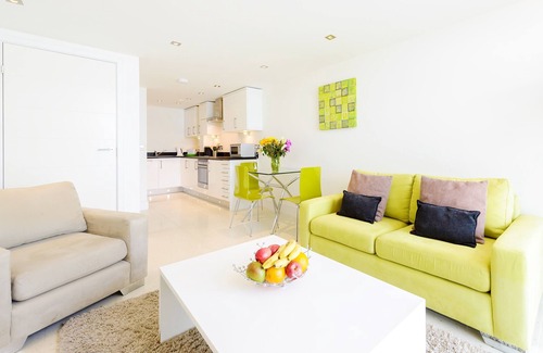 Newquay City Centre Apartment | 28 Rocklands-Modern apartment with fabulous views over Tolcarne beach, town location, secure parking