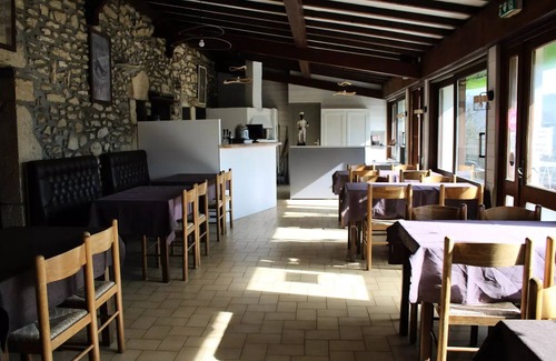 Miribel-les-Echelles Cabin | 28. Roulotte Pétunia 4 persons