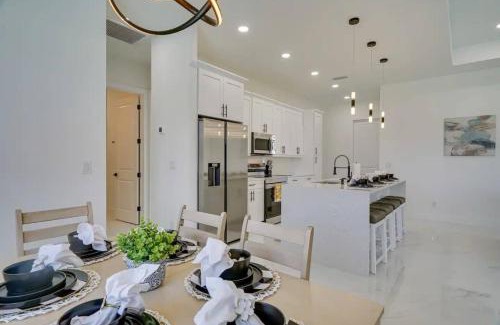 Diplomat House | 290 4 bedrooms Fenced yard Pool tvs in all rooms