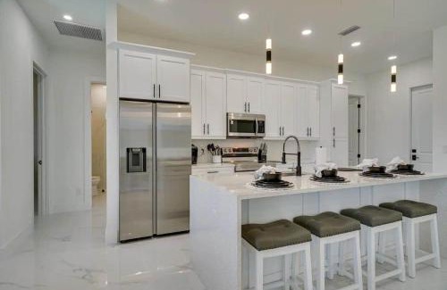Diplomat House | 290 4 bedrooms Fenced yard Pool tvs in all rooms