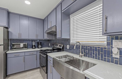 Brownsville Apartment | 2B/1B apartment A in wonderful Brownsville with AC