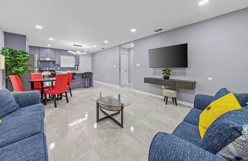 Brownsville Apartment | 2B/1B apartment A in wonderful Brownsville with AC