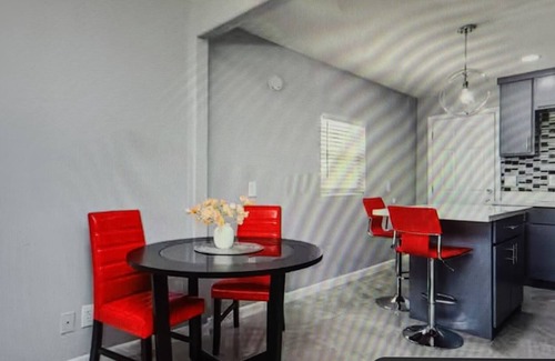 Brownsville Apartment | 2B/1B Cozy apartment in peaceful Brownsville with AC