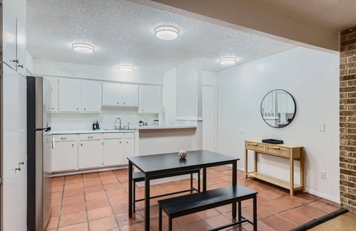 Bouldin Apartment | 2B Getaway | Sleeps 6 | Pool, Pkg | Walk Dtwn