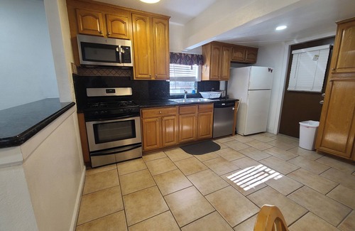 West Carson Apartment | 2B Luxurious Villa DTLA Disney Beach Freeway LAX Free Wifi Laundry Cozy Clean