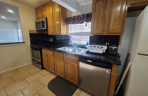 West Carson Apartment | 2B Luxurious Villa DTLA Disney Beach Freeway LAX Free Wifi Laundry Cozy Clean