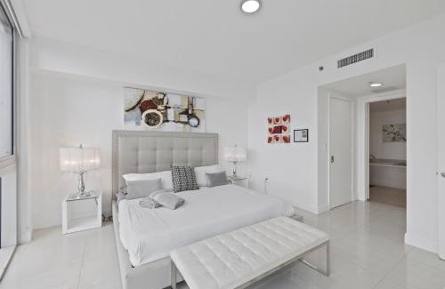 Downtown Miami House | 2B2B w Water View - FREE Parking - Pool - Lux Spa
