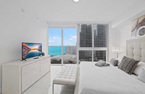 Downtown Miami House | 2B2B w Water View - FREE Parking - Pool - Lux Spa