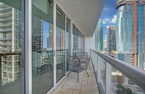 Downtown Miami House | 2B2B w Water View - FREE Parking - Pool - Lux Spa