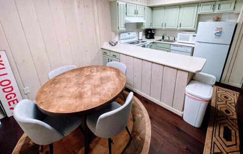West Dover Apartment | 2BD 1BA - Mount Snow VT - Ski-Back Trail - Shuttle
