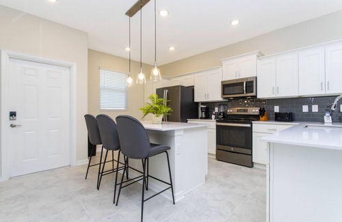 Kissimmee Condo | 2bd/2ba Brand new lake-view condo close to Disney