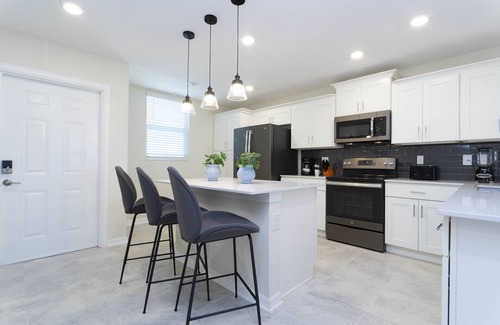 Kissimmee Condo | 2bd/2ba Brand new lake-view condo close to Disney