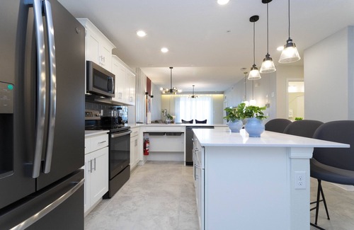 Kissimmee Condo | 2bd/2ba Brand new lake-view condo close to Disney