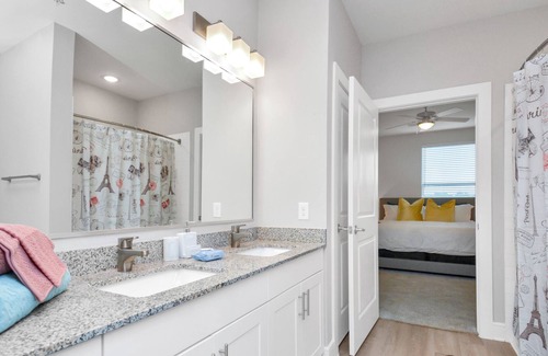 Addicks Apartment | 2BD/2BA With Pool~King & Queen bed, Mins to W. Houston Medical Centre