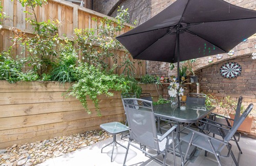 Darling Harbour Apartment | 2BD Apt with Large Courtyard near The Star Casino