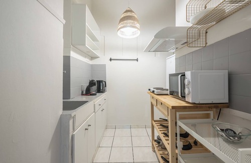 Kinosargous Apartment | 2BD - Center of Athens - 4mins Walk To Acropolis