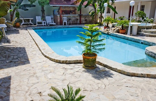 La Esplanada Apartment | 2BD groundfloor apt near everything, pool/AC/TV/Wi-Fi, guest-friendly!