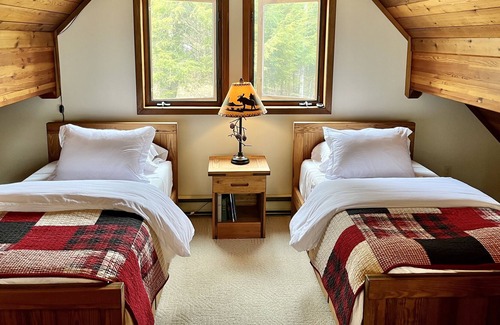 North Creek Cabin | 2BD + Loft cabin, 5-mins to Gore Mtn | North Creek