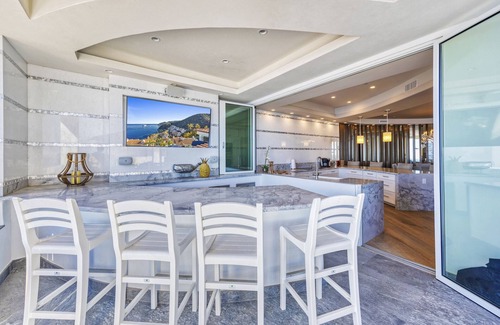Avalon Condo | 2BD Penthouse Suite, Unobstructed Views in Hamilton Cove (UPPER UNIT), CART & AC