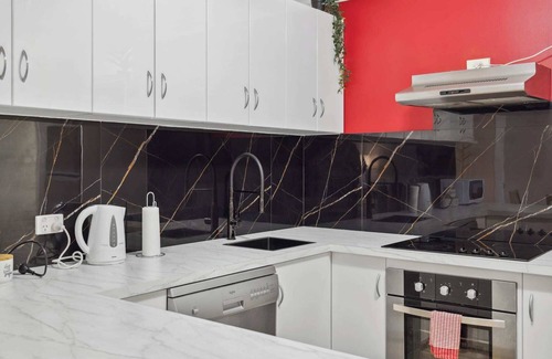 Northbridge Apartment | 2BDR 1BTH 1PRK - Night on Northbridge