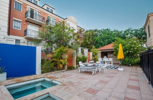 Northbridge Apartment | 2BDR 1BTH 1PRK - Night on Northbridge