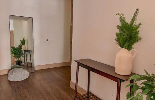 Downtown Apartment | 2BDR & parking 5-10min to Santa Monica Pier