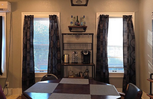 Tobin Hill House | 2BDR Pearl near the Pearl- Dog Friendly