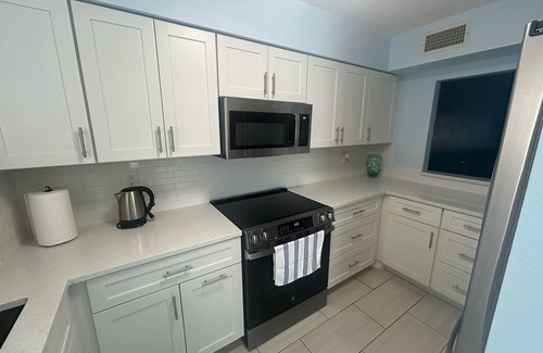 Siesta Key Condo | 2bed 2 bath sleeps 5 . 3 smart TVs. fully refurbished Very Close to the beach