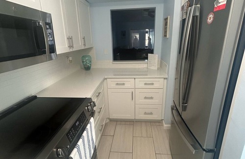 Siesta Key Condo | 2bed 2 bath sleeps 5 . 3 smart TVs. fully refurbished Very Close to the beach