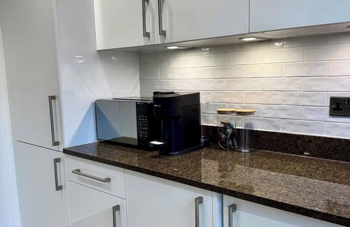 Canonbury Apartment | 2Bed Apartment-Sleeps 4, Pets Ok & Balcony