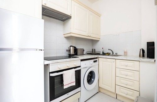 City Centre Dublin Apartment | 2Bed Flat W/Private Balcony & Fireplace