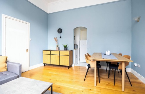 City Centre Dublin Apartment | 2Bed Flat W/Private Balcony & Fireplace
