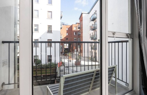 City Centre Dublin Apartment | 2Bed Flat W/Private Balcony & Fireplace