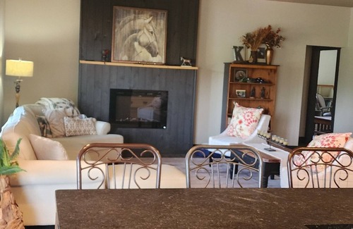 Ravenna House | 2bedroom townhome Centrally located to multiple Colleges and Cities Pet friendly