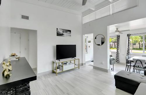 Central Fort Lauderdale Apartment | 2BR 1BA Home near Nightlife and Beach