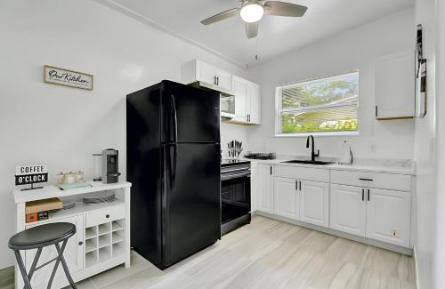Central Fort Lauderdale Apartment | 2BR 1BA Home near Nightlife and Beach