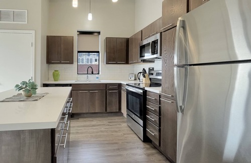Downtown Des Moines Apartment | 2BR 2 BA Apt Downtown w/Hot Tub & Amenities!