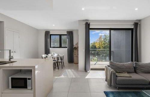 Macgregor Apartment | 2BR Apartment with Balcony Near Food Shop and Transit