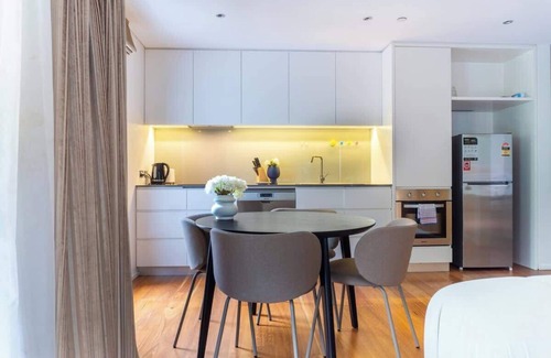 Docklands Apartment | 2BR Apt in Docklands WiFi City walk Water nearby