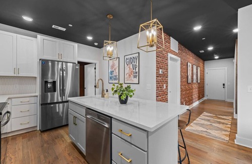 Talbot's Corner Apartment | 2BR Bachelor Pad, Full Kitchen & Bath - Sleeps 9!
