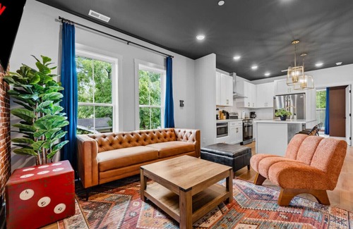 Talbot's Corner Apartment | 2BR Bachelor Pad, Full Kitchen & Bath - Sleeps 9!