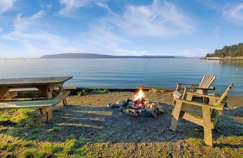 Eastsound Cabin | 2BR Beach Cabin on prime west-facing beach!