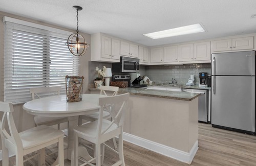 Sunnyside Condo | 2BR Beachfront Condo | Prime Amenities + Free tickets: Dolphin Cruise & More!