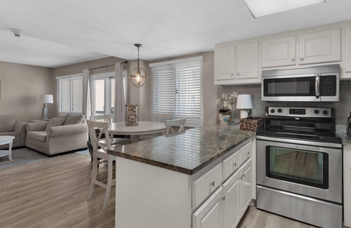 Sunnyside Condo | 2BR Beachfront Condo | Prime Amenities + Free tickets: Dolphin Cruise & More!