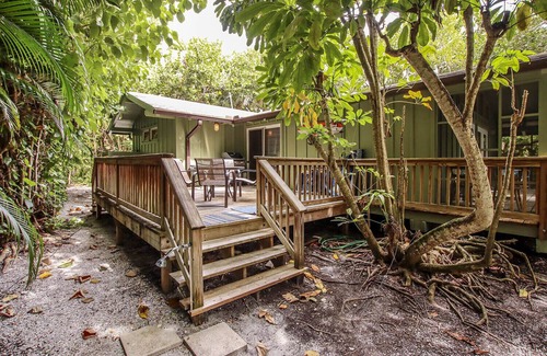 Captiva Cottage | 2BR Captiva Retreat Steps from the Beach with King Bed