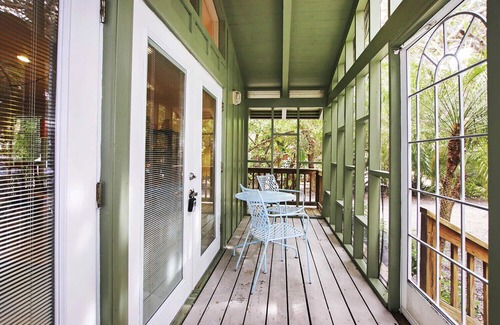 Captiva Cottage | 2BR Captiva Retreat Steps from the Beach with King Bed
