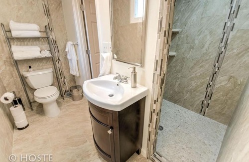 Broadmoor House | 2BR Comfy condo & cute patio Broadmoor area