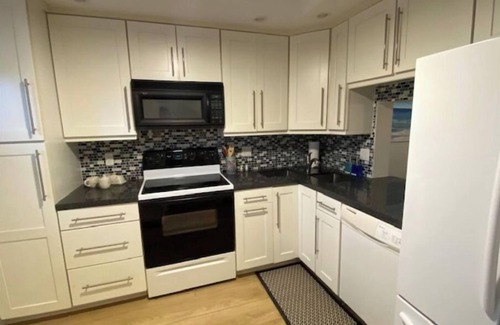 Bel Air Condo | 2BR Condo in Gardens by the Sea – 3-Min Walk to Secluded Beach + Heated Pool