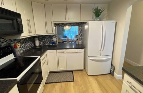 Bel Air Condo | 2BR Condo in Gardens by the Sea – 3-Min Walk to Secluded Beach + Heated Pool